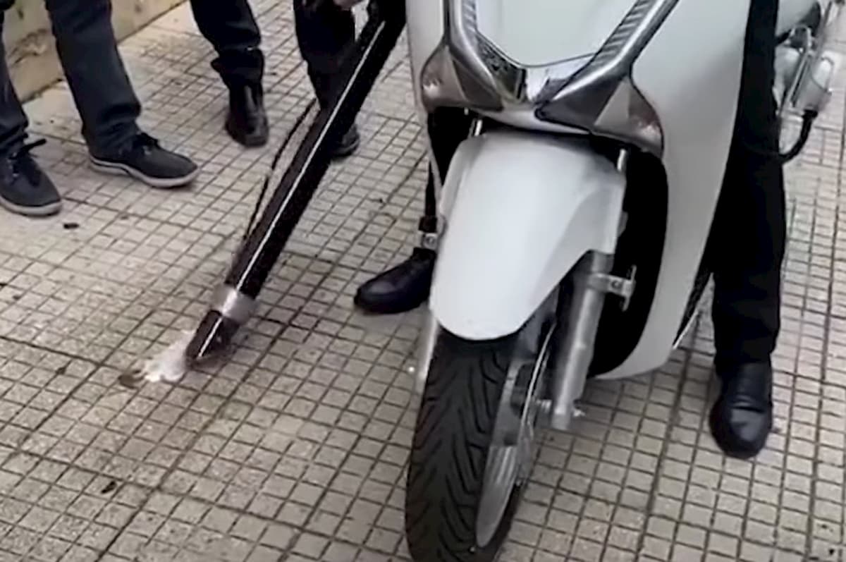 Messina, il sindaco De Luca dichiara guerra agli escrementi dei cani sui marciapiedi VIDEO