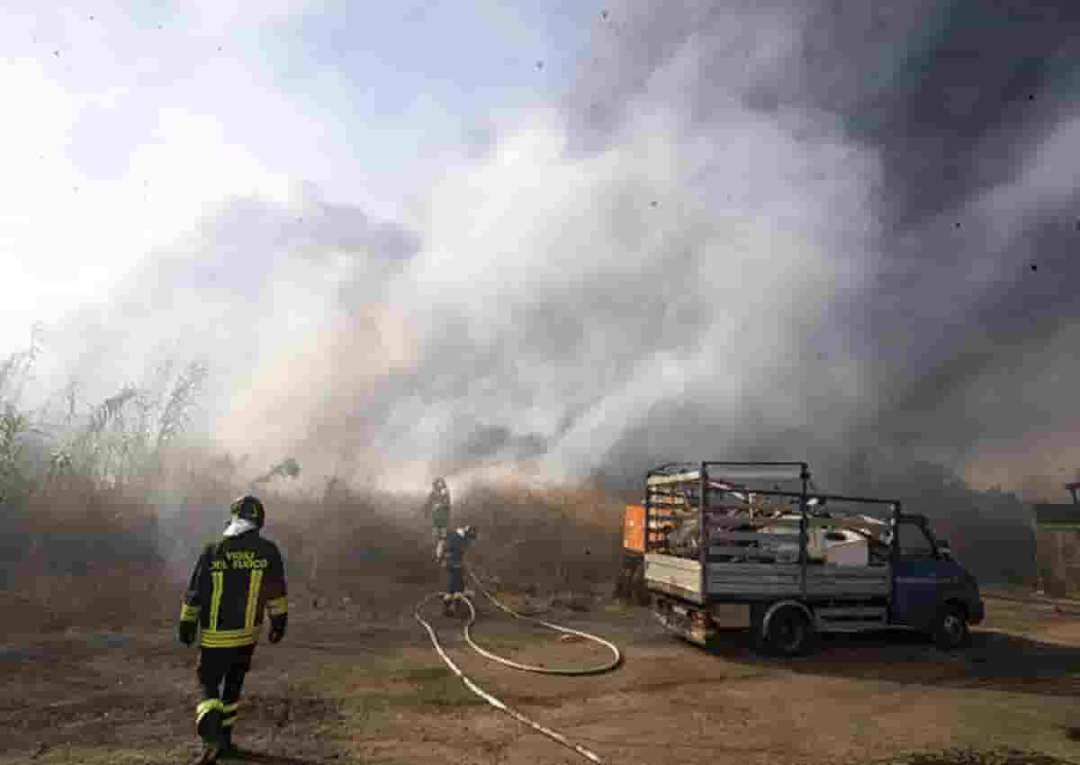 Messina, foto d'archivio Ansa di un incendio