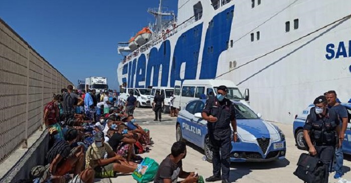 Migranti positivi, in Sardegna aumentano i casi. A Foggia la fuga dall'ospedale...