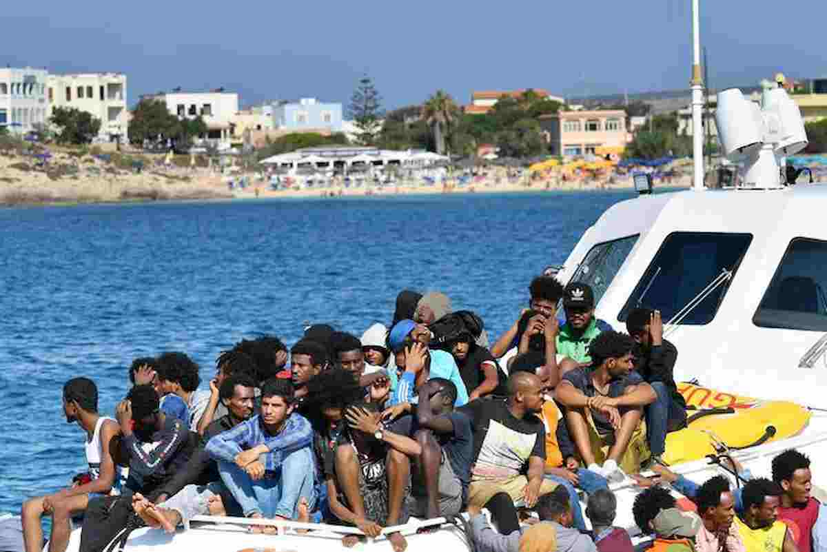 Migranti, altri 250 arrivi a Lampedusa. Il sindaco chiude l'hotspot, l'appello a Conte: "Dichiari emergenza"