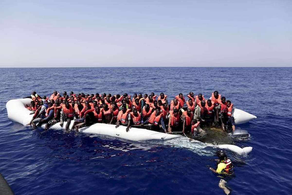 Migranti, naufragio al largo della Libia: almeno 45 morti
