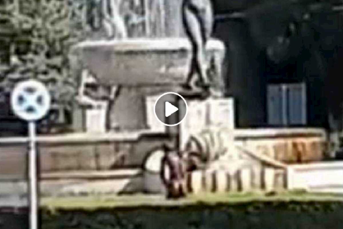 moedena immigrato fa il bagno