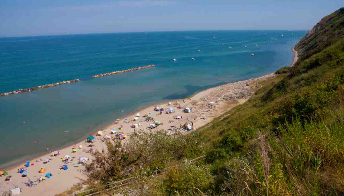 Pesaro, 50enne si masturba in spiaggia dinanzi ai bambini. Poi va a fare il bagno, arriva polizia