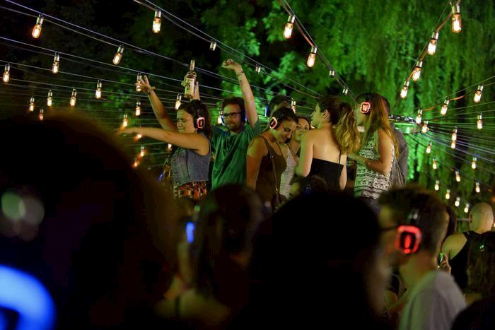 Coronavirus, chiuse discoteche. Obbligo di mascherina anche all'aperto dalle 18 alle 6