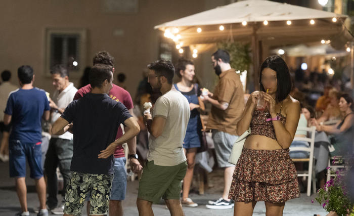 Mascherina sempre se i casi continuano ad aumentare