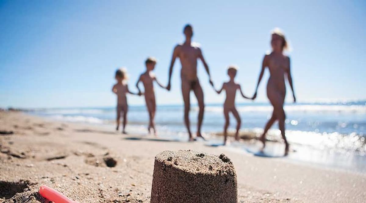 Covid-19, boom di contagi nella località naturista di Cap d'Agde, nel Sud della Francia
