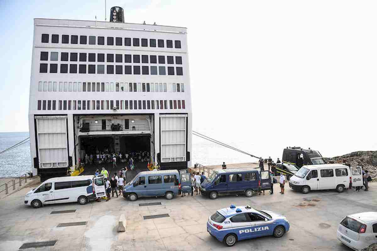 Migranti, la nave quarantena arriva a Lampedusa. Trasferiti i primi 250 FOTO 05