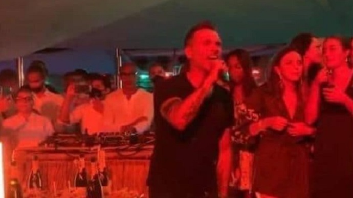 Nek canta al Twiga, clienti ballano appiccicati senza mascherina