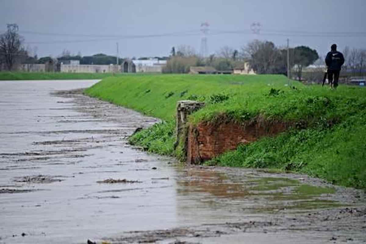 Prato, cade nel fiume Ombrone per recuperare il cane