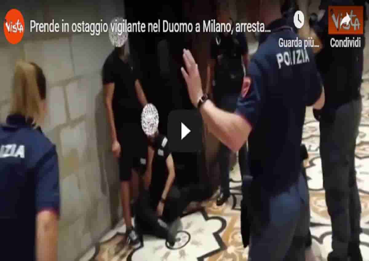 Duomo di Milano, prende in ostaggio un vigilante. Il video Vista