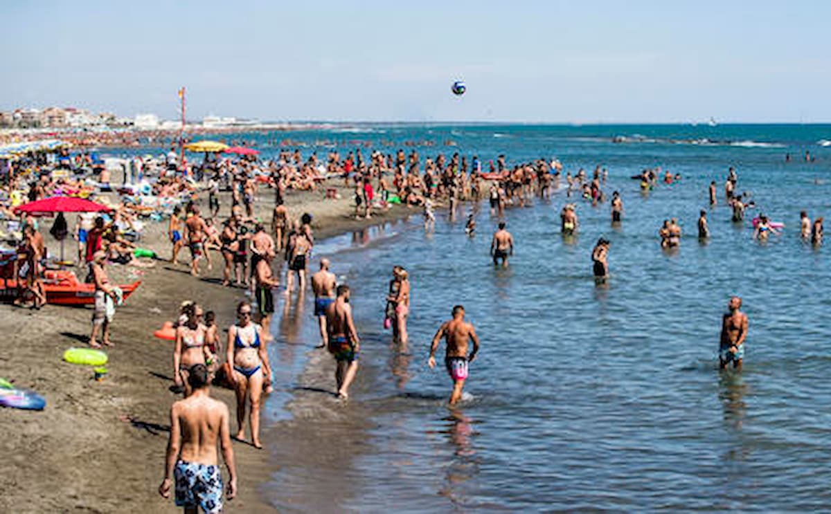 Ostia, tre donne rom tentano di rapire due bambine in mare