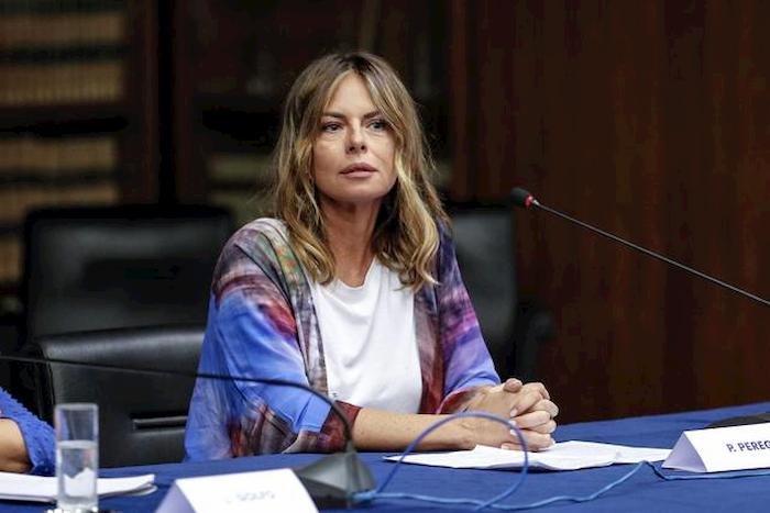 Porto Rotondo, Paola Perego in ansia per il figlio: "L'amico Dj è positivo, lui non riesce a fare il tampone"