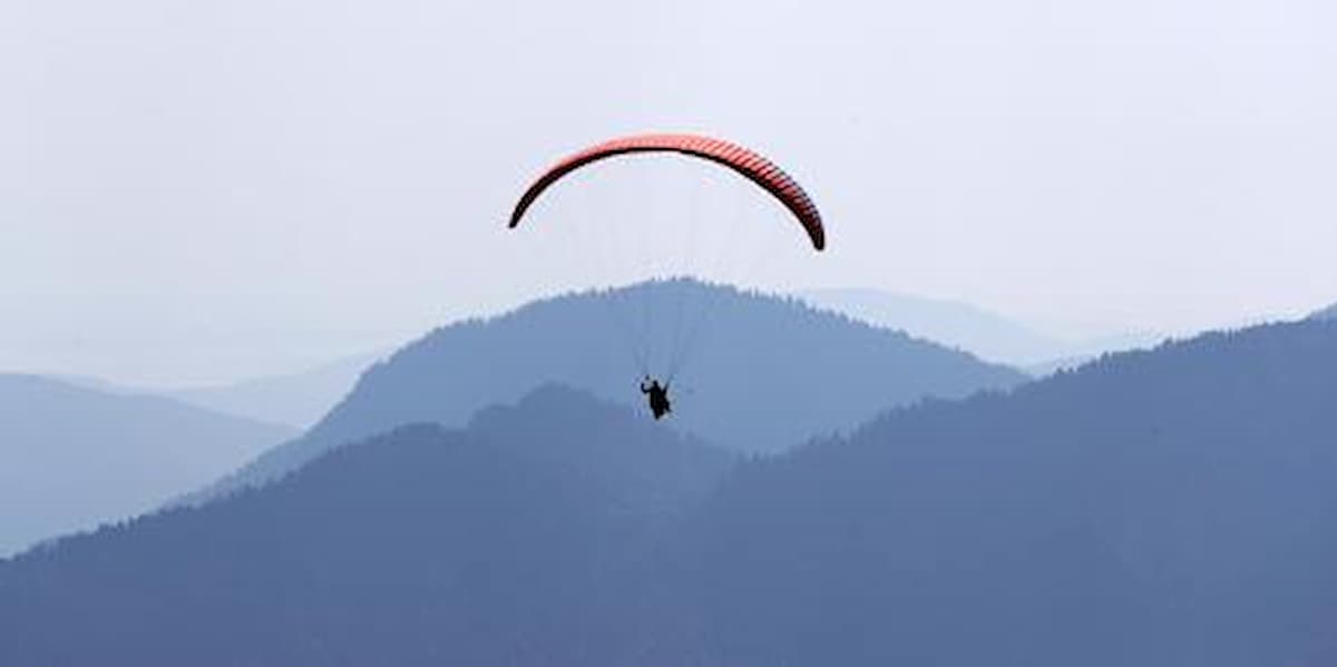 Domodossola, incidente in parapendio: ragazza di 17 anni finisce in un canale e muore