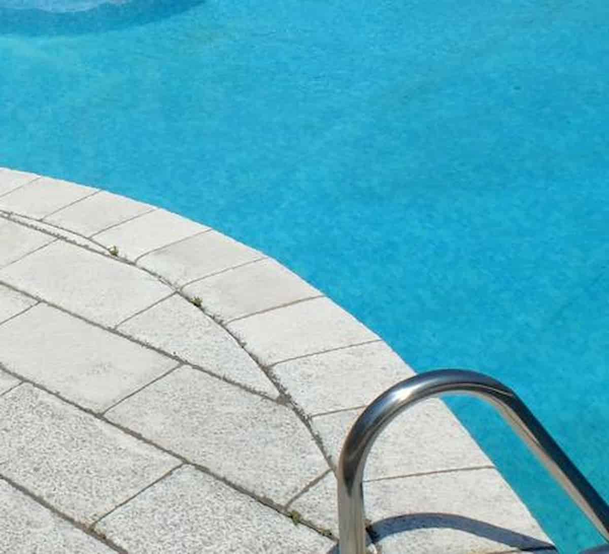 Capalbio, bambina di 8 anni cade in piscina e muore affogata: stava giocando con bicicletta