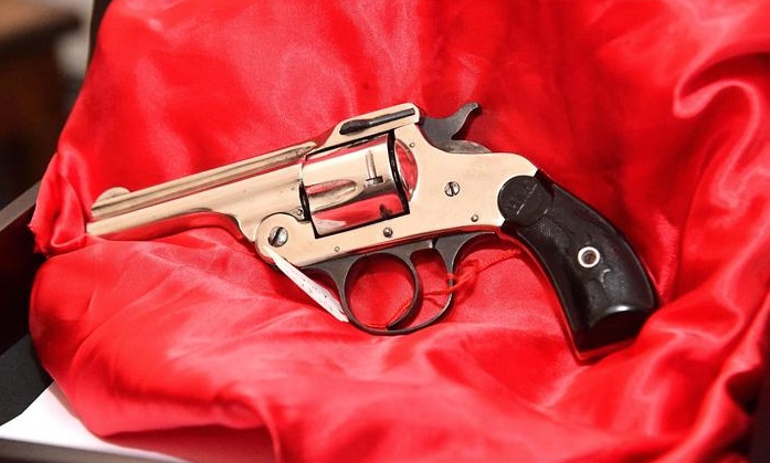 Nazista uccide il vicino con una pistola fatta in casa. Poi scappa in moto e muore