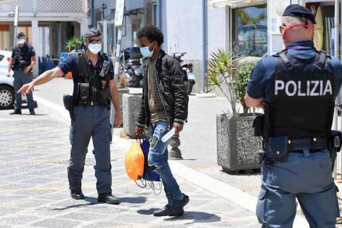 Coronavirus Treviso, poliziotto positivo al Covid dopo rissa al centro migranti