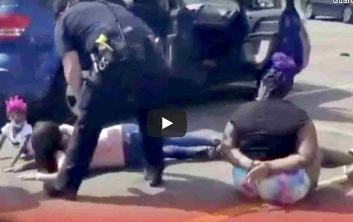 Polizia Usa ammanetta famiglia afroamericana a terra, con 4 bambine. L'ultimo VIDEO choc