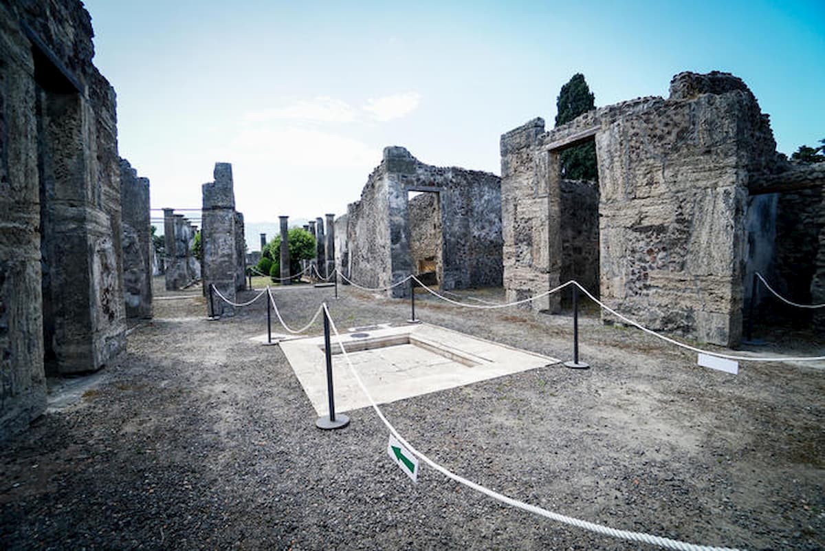 Pompei, sale sul tetto delle Terme per una foto: doppia indagine