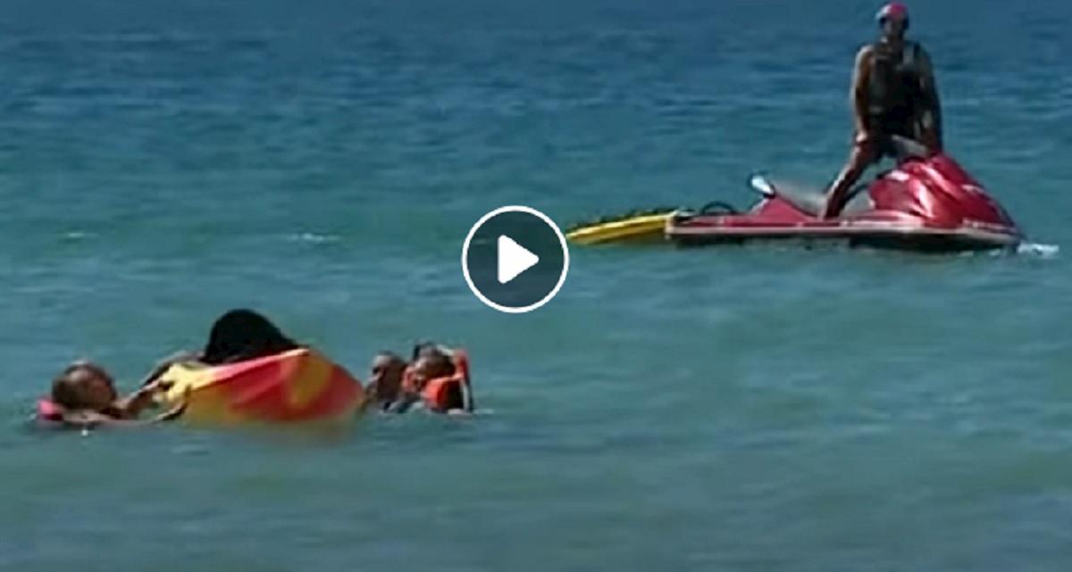 portogallo presidente si tuffa in mare