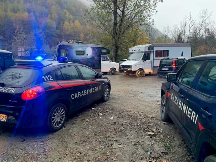 Rave party va avanti per 4 giorni: un migliaio di giovani senza mascherine a Spino d'Adda