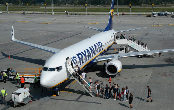 Volo Ryanair Vienna-Londra, oggetti sospetti nei bagni. Italiano arrestato per terrorismo