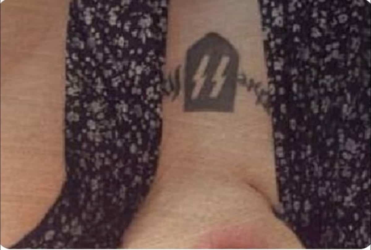 Valenza (Alessandria), candidata Sabrina Deambrogi si autosospende dopo la foto col simbolo delle SS sui social