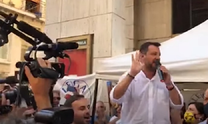 Salvini ai contestatori: "Andate a lavorare invece di rompere" VIDEO