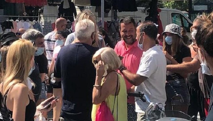 Salvini senza mascherina in mezzo alla gente. Medico lo rimprovera, lui risponde