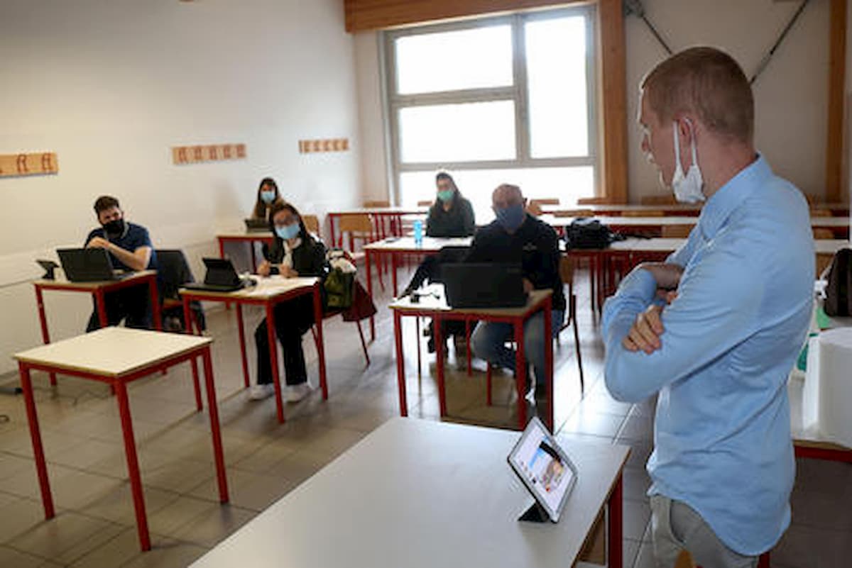 Scuola, le tesi dei virologi Crisanti e Galli su misurazione della febbre, mascherine e vaccino anti-influenzale