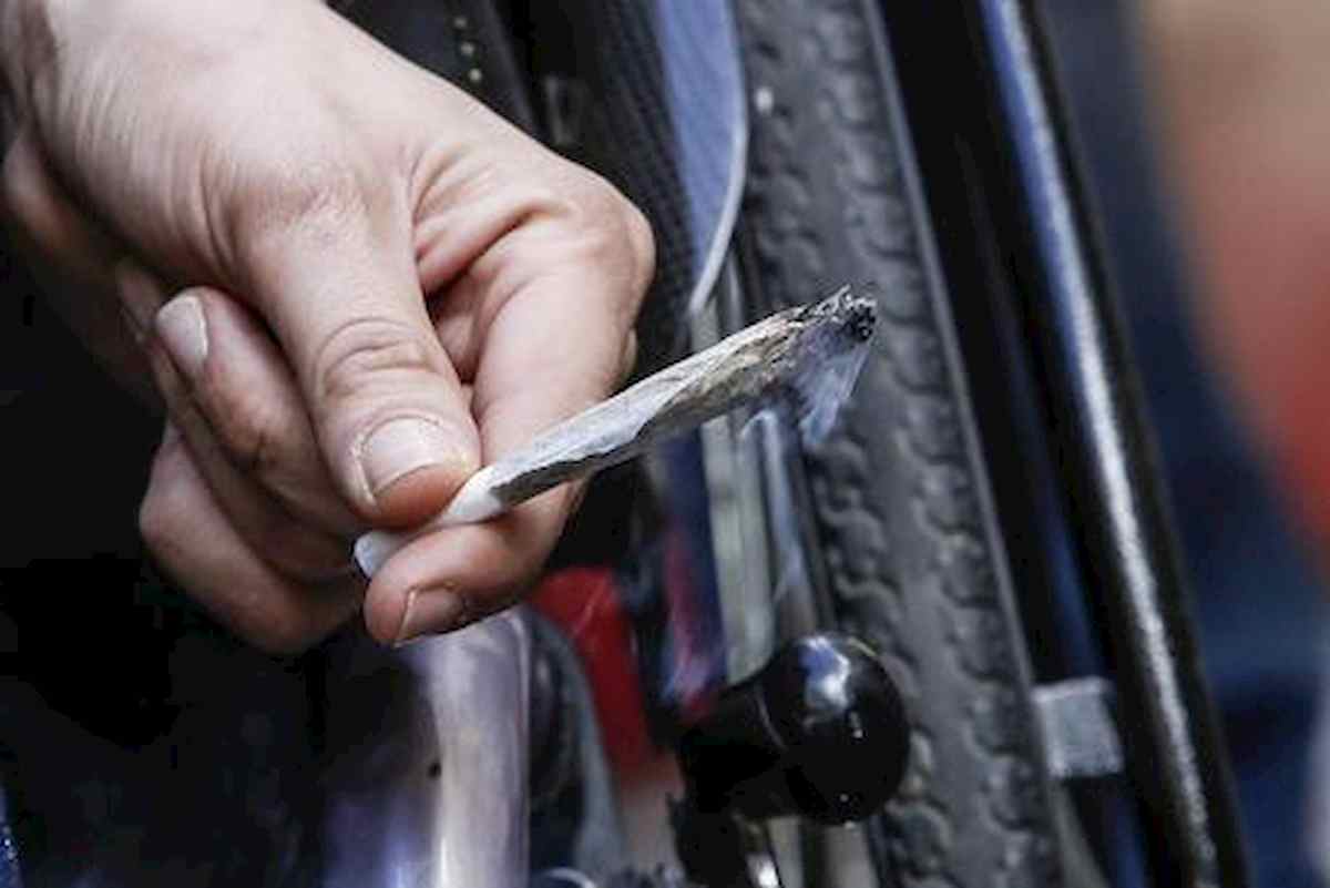 Milano, fuma spinello prima di una consegna al commissariato. Arrestato corriere