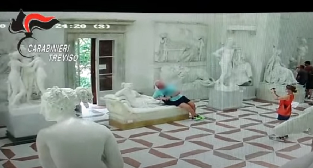 Statua di Canova danneggiata per un selfie. Turista urta il piede poi fa finta di niente VIDEO