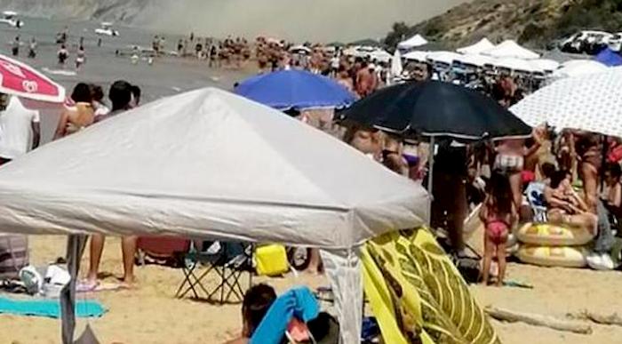 Palermo, filma tendopoli di Ferragosto in spiaggia: giornalista massacrata di botte
