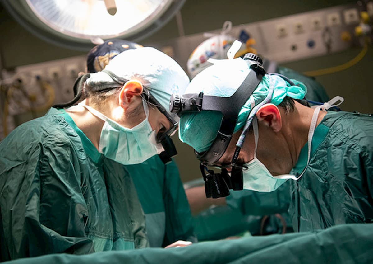 Doppio trapianto da un unico donatore con un fegato diviso in due grazie alla perfusione: il primato italiano