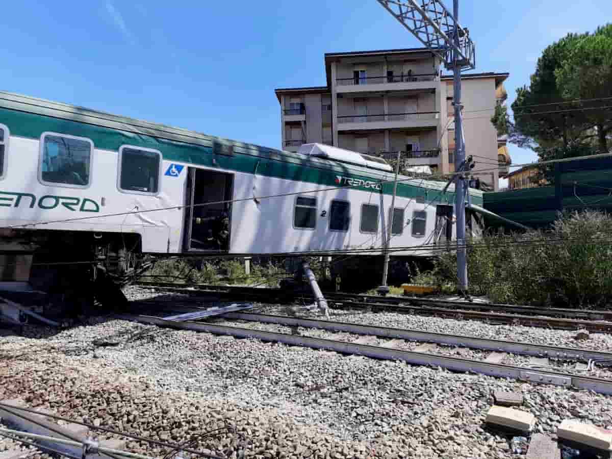 Treno deragliato a Carnate, sospesi il capotreno e il macchinista
