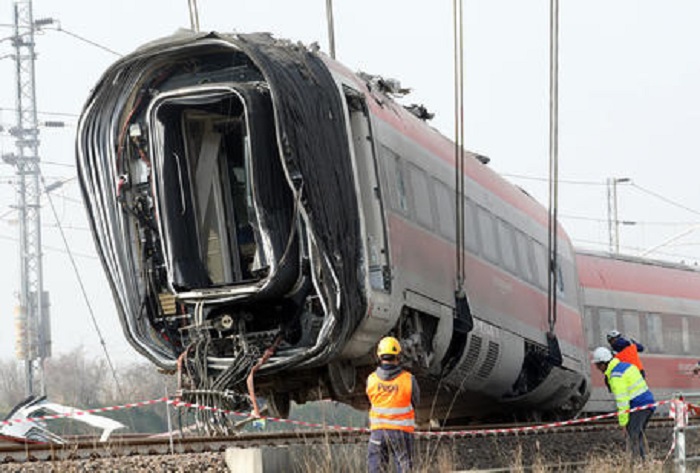 Treno deragliato a Carnate (Monza e Brianza): feriti 2 macchinisti