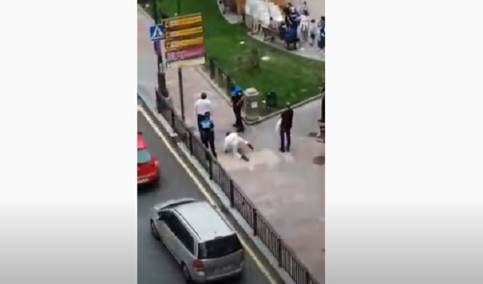 Sorpresi senza mascherina si fingono dei cani. Turisti senza senso in Spagna VIDEO