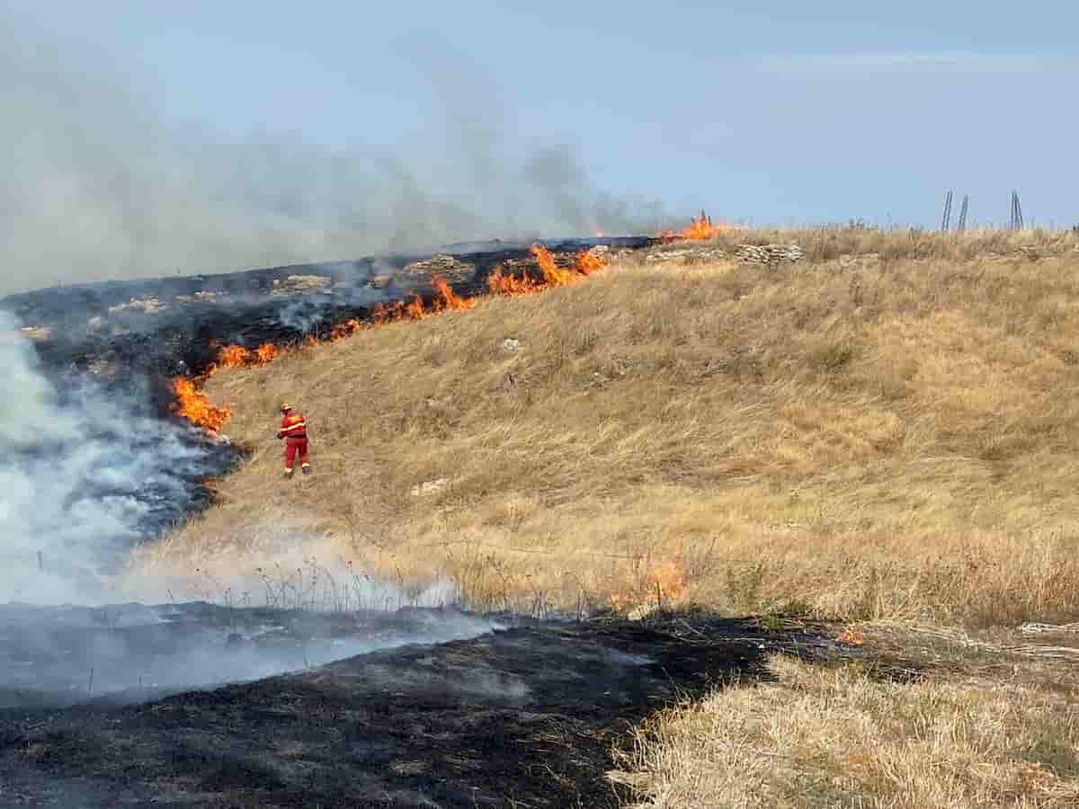 Vasto, incendio a Punta Penna FOTO