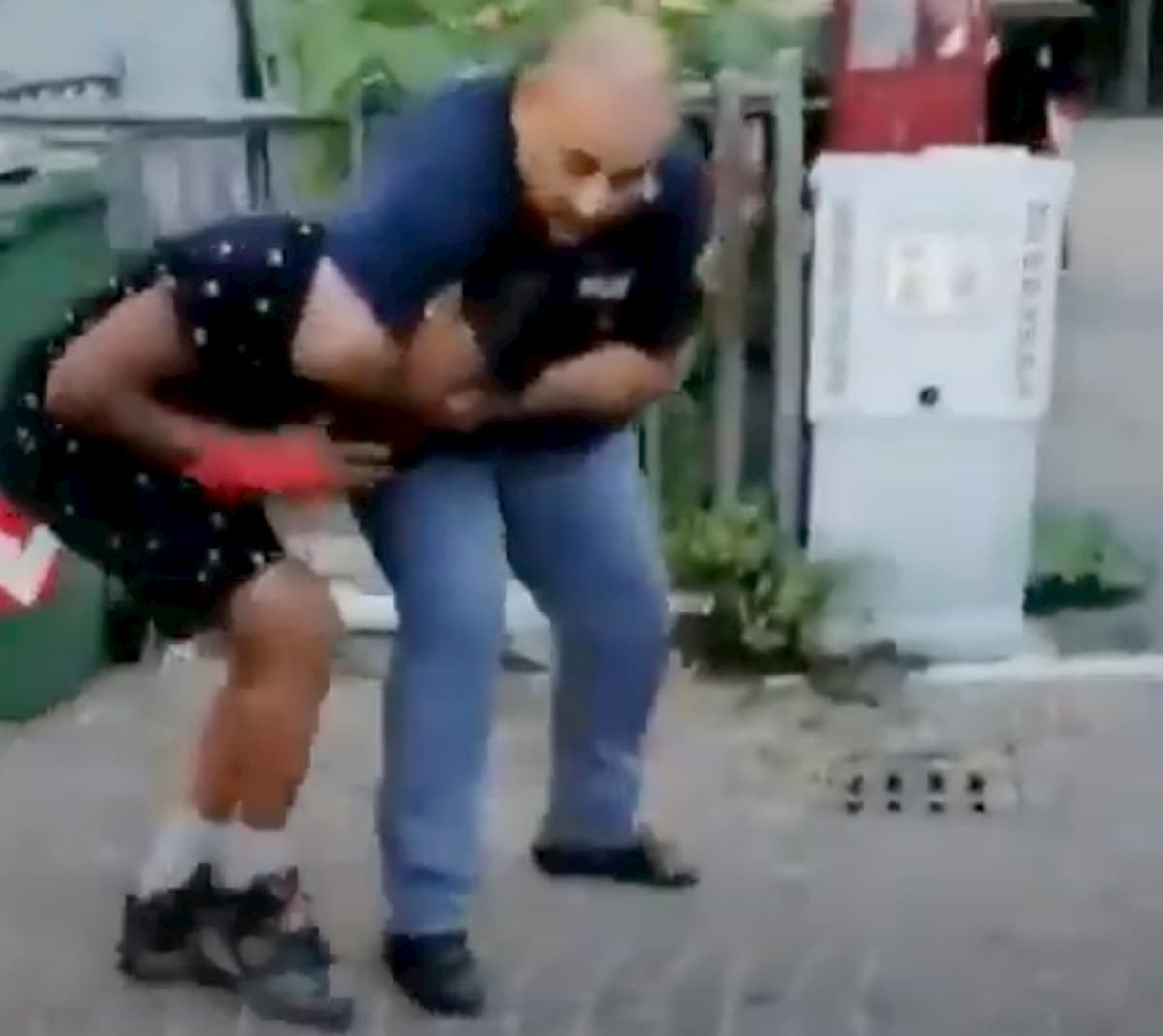 Vicenza, poliziotto prende per il collo un ragazzo VIDEO