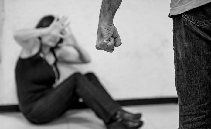 Ragazza di 15 anni violentata in spiaggia a Lignano da tre minorenni