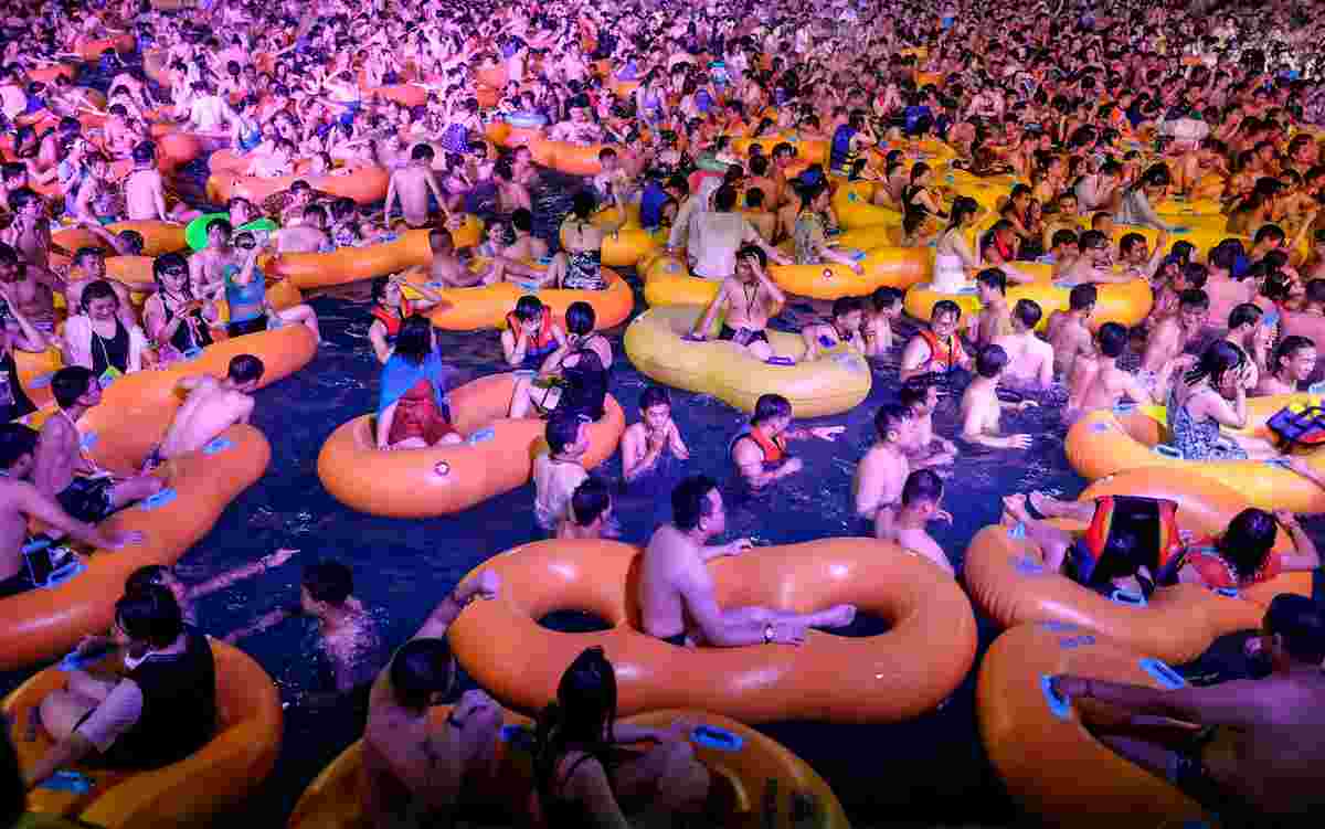 Wuhan, la festa in piscina spaventa: migliaia ammassati, senza mascherina