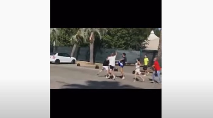 Rissa davanti Zoomarine, calci e pugni. Una donna a terra per un malore VIDEO