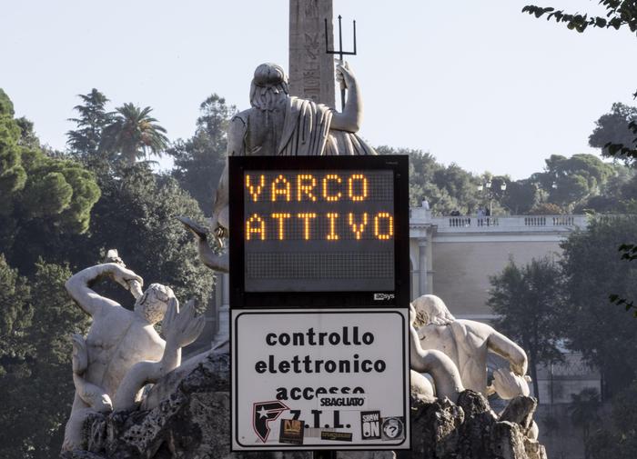 Ztl Roma riattivata, proprio ora con la scuola... Anche i commercianti sono furiosi