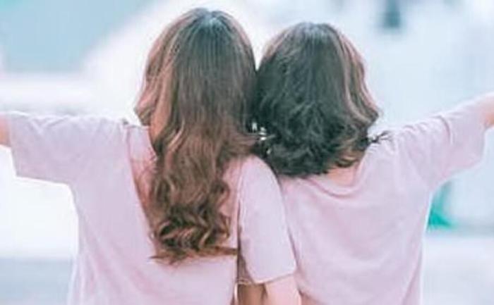 Figlia bisex, i genitori contrari alla fidanzata cieca: "Limita le tue future opportunità"