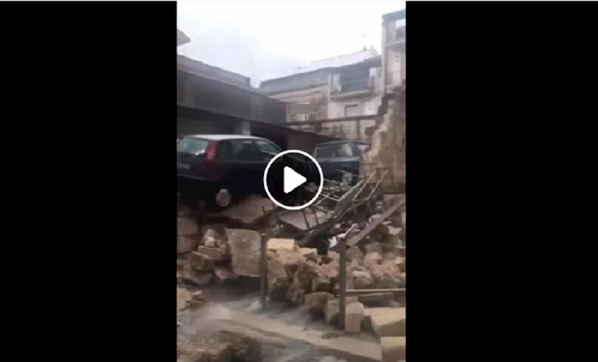 altamura, bomba d'acqua. Crolla muro