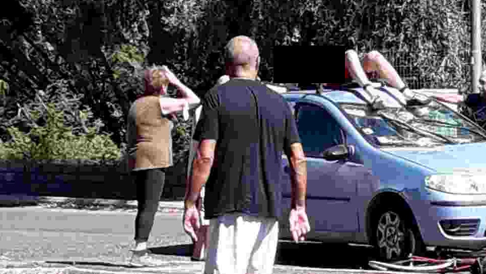 Anguillara, ciclista travolto da auto. Volo sul tettuccio, parabrezza sfondato FOTO BLITZ QUOTIDIANO