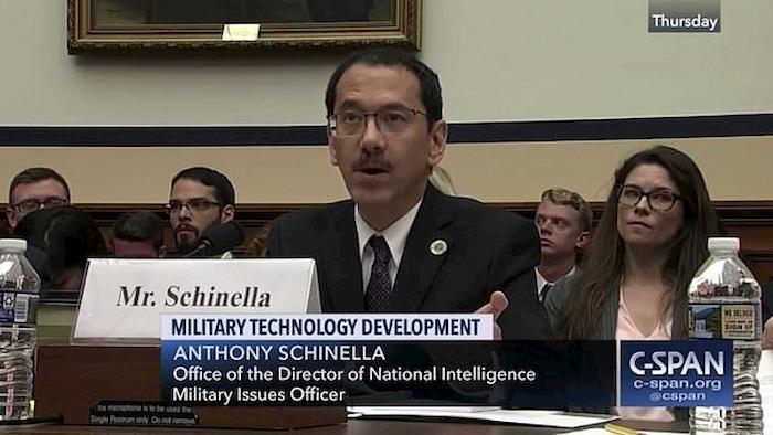 Anthony Schinella, spia Usa si uccide davanti alla moglie nel giardino di casa