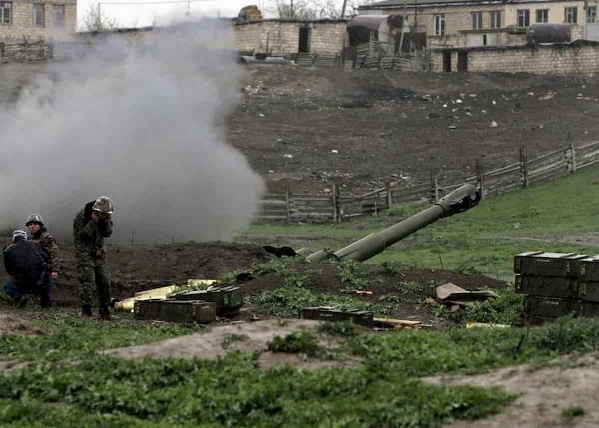 Armenia e Azerbaigian, guerra tra indipendentisti nel Caucaso. Bombe e elicotteri abbattuti nel Nagorno Karabakh