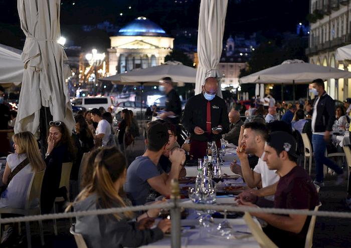 Rischio contagio: Shopping? Basso. Funerali e bar? Alto. Al museo? Moderato