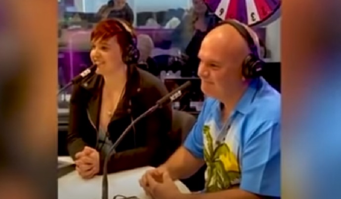 Ragazza bacia appassionatamente il padre in bocca per vincere 600 euro VIDEO