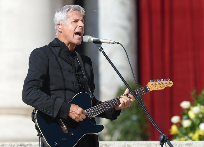 Claudio Baglioni e le stonature al "Seat Music Awards". Massacrato sui social